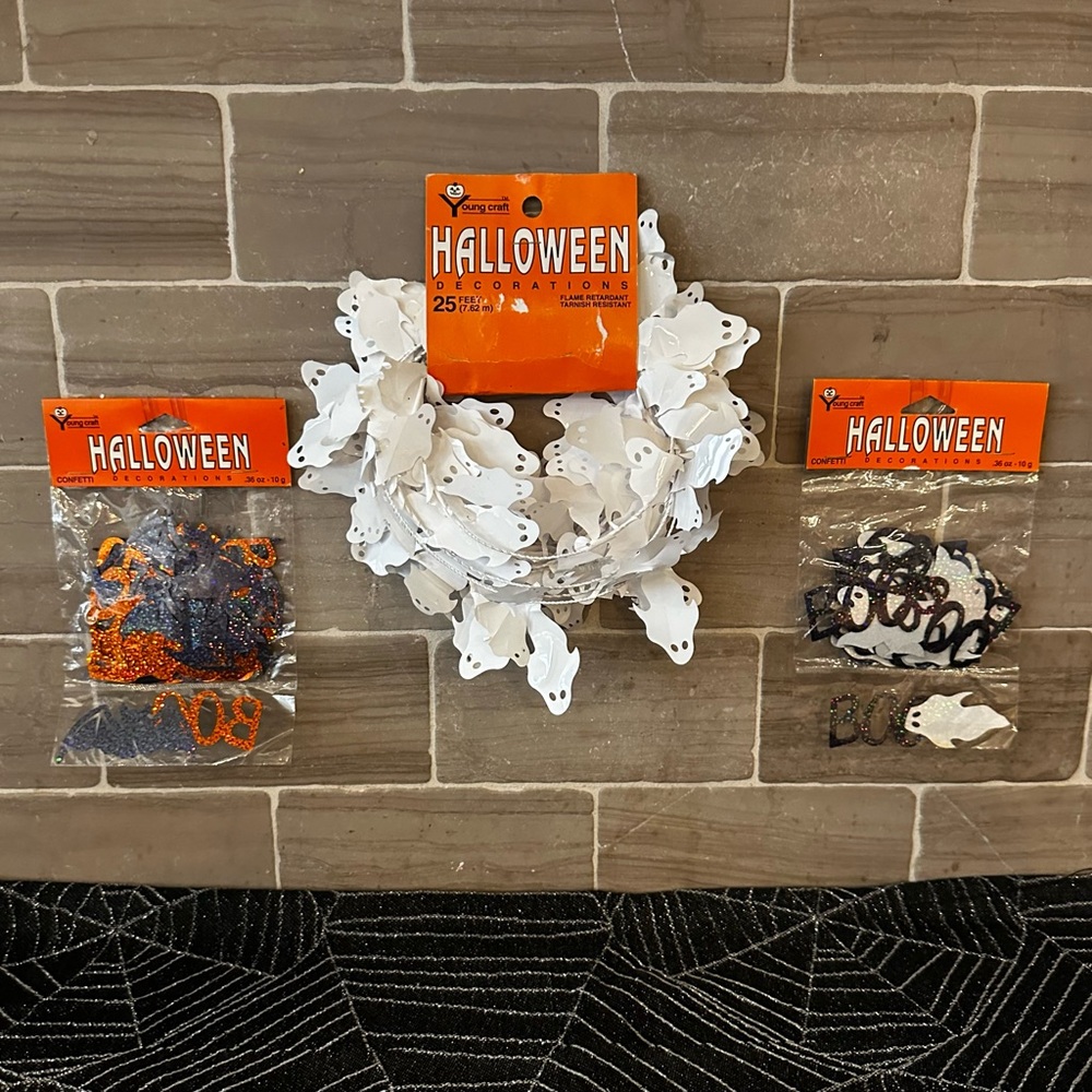 👻Brand New Halloween Ghost Garland Decor and 2 Boo Confetti Packs Bats & Ghosts